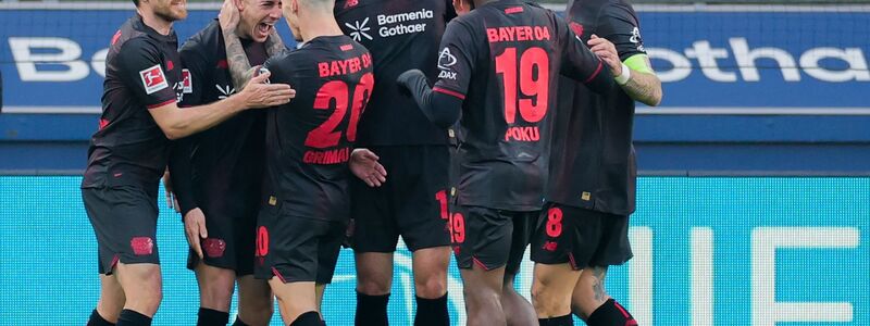 Bayer Leverkusen jubelt über das Tor zum 1:0 durch Lucas Vázquez.  - Foto: Rolf Vennenbernd/dpa