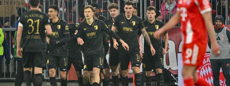 Freude beim FC Augsburg, Enttäuschung bei Harry Kane. - Foto: Peter Kneffel/dpa