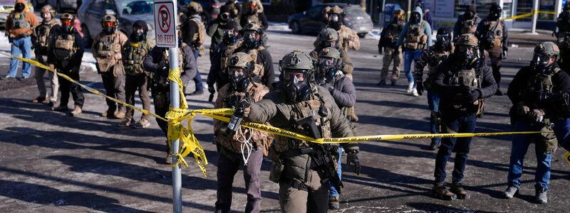 Kurz nach dem Vorfall versammelten sich Demonstranten vor Ort, die Beamten sperrten die Umgebung ab. - Foto: Abbie Parr/AP/dpa
