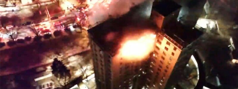 Das Feuer brach nach einer Gasexplosion aus. - Foto: Uncredited/New York City Fire Department/AP/dpa
