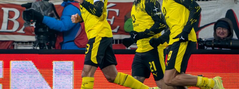 Emre Can (l) jubelt über seinen Treffer zum 1:0. - Foto: Soeren Stache/dpa