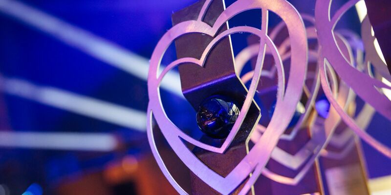 18 dieser begehrten Trophäen wurden am Samstagabend beim Filmfestival Max Ophüls Preis verliehen - neben Preisgeldern in Höhe von 123.500 Euro. (Symbolbild) - Foto: Oliver Dietze/dpa