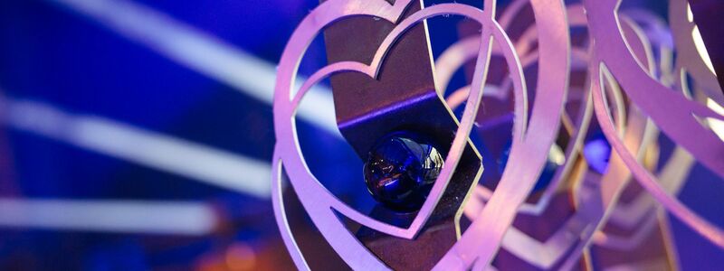 18 dieser begehrten Trophäen wurden am Samstagabend beim Filmfestival Max Ophüls Preis verliehen - neben Preisgeldern in Höhe von 123.500 Euro. (Symbolbild) - Foto: Oliver Dietze/dpa