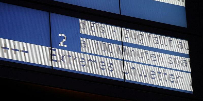 Anzeigetafel mit Warnhinweisen (Archiv) - Foto: via dts Nachrichtenagentur