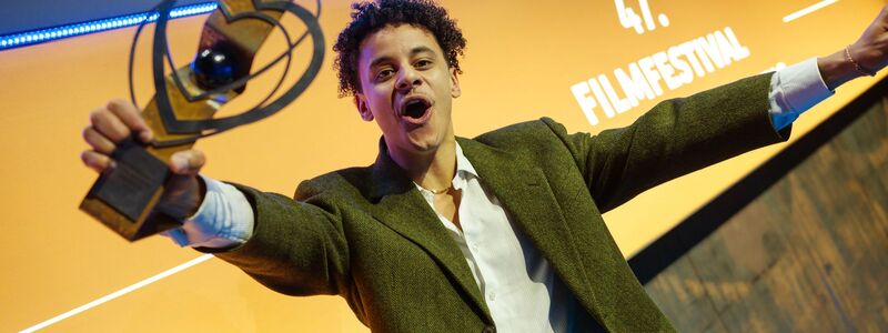 Tommes Diallo wurde für seine Rolle in «Champions und Wir» mit dem Preis für den besten Schauspielnachwuchs ausgezeichnet.  - Foto: Oliver Dietze/dpa