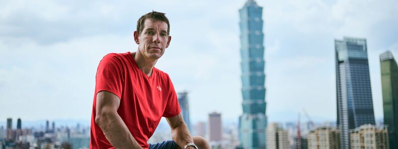 Vorm höchsten Wolkenkratzer Taiwans: Der Freeclimber Alex Honnold benutzt bei seiner waghalsigen Aktion keine Seile. - Foto: Corey Rich/Netflix/dpa