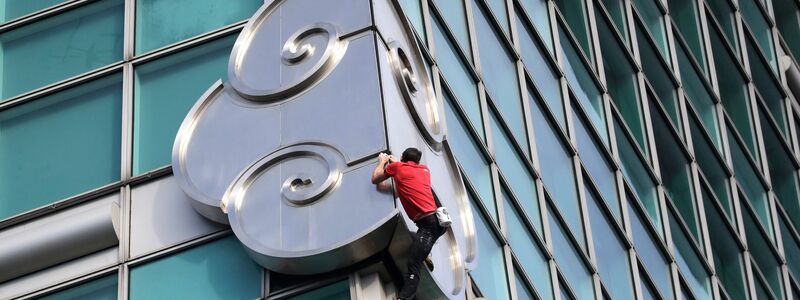 Hinter den Bürofenstern haben etliche Schaulustige den Extremsportler Honnold immer wieder fotografiert und jubelnd angefeuert. - Foto: ChiangYing-ying/AP/dpa