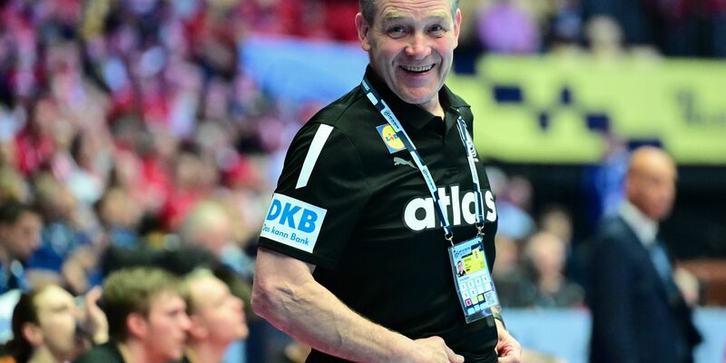 Die Schützlinge von Bundestrainer Alfred Gislason haben im Kampf um das EM-Halbfinale zwei Matchbälle. - Foto: Sina Schuldt/dpa