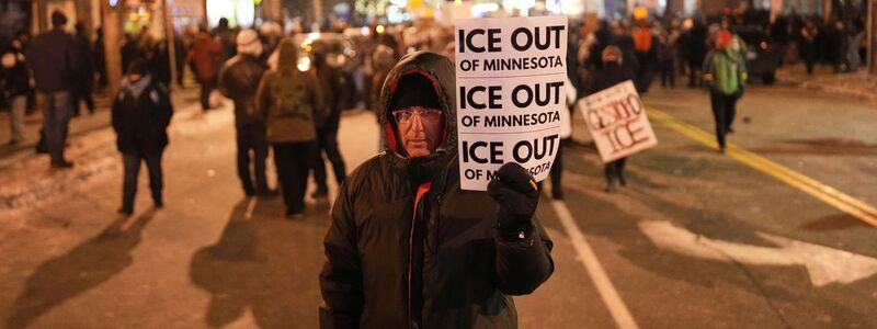 Die Wut auf der Straße gegen Trumps radikale Abschiebepolitik wächst. - Foto: Adam Gray/AP/dpa