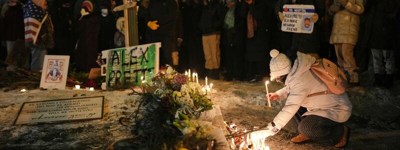 Trauernde Menschen hielten eine Mahnwache vor dem Haus des Erschossenen ab. - Foto: Adam Gray/AP/dpa