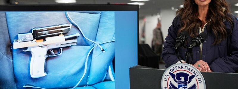 Heimatschutzministerin Noem behauptet, die ICE-Beamten hätten in Notwehr gehandelt. - Foto: Julia Demaree Nikhinson/AP/dpa