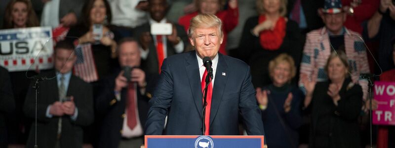 Donald Trump zog nach der Präsidentenwahl im Jahr 2016 erstmals in das Weiße Haus ein. (Archivbild) - Foto: picture alliance / Tracie Van Auken/EPA/dpa