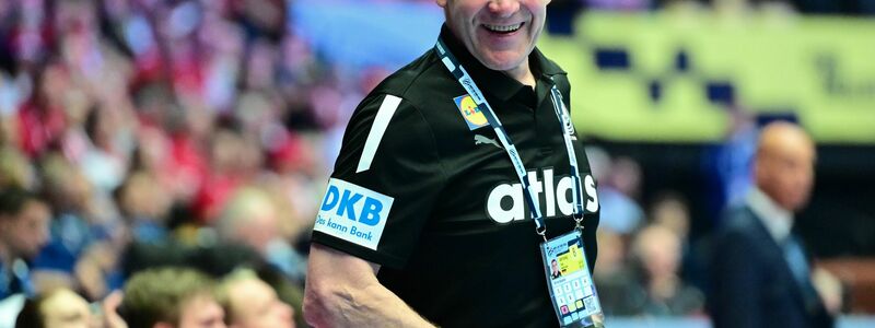 Andreas Wolffs Leistung ringt sogar Bundestrainer Alfred Gislason ein Lachen ab. - Foto: Sina Schuldt/dpa