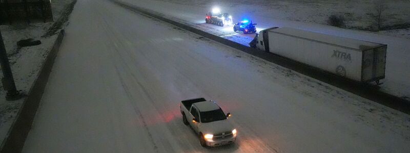 Das heftige Winterwetter trifft die Menschen in den USA hart. - Foto: Julio Cortez/AP/dpa