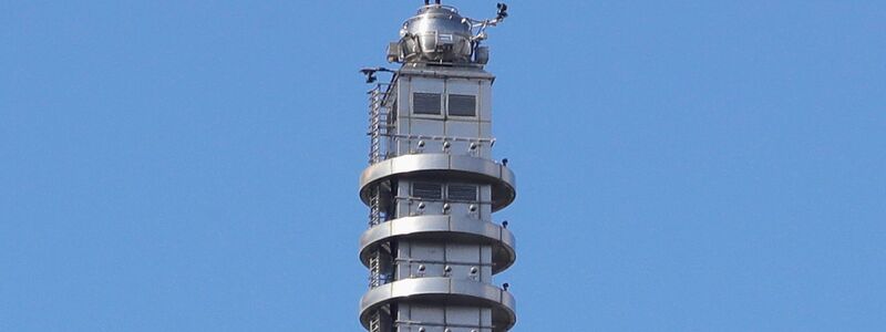 Nach dem Jubel auf der Spitze des Wolkenkratzers hat Alex Honnold ein Selfie mit seinem Smartphone geschossen. - Foto: ChiangYing-ying/AP/dpa