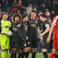 Die Bayern um Harry Kane (r) schlichen als Verlierer vom Platz. - Foto: Peter Kneffel/dpa