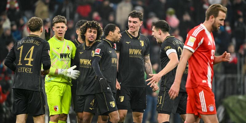 Die Bayern um Harry Kane (r) schlichen als Verlierer vom Platz. - Foto: Peter Kneffel/dpa