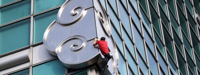 Hinter den Bürofenstern haben etliche Schaulustige den Extremsportler Honnold immer wieder fotografiert und jubelnd angefeuert. - Foto: ChiangYing-ying/AP/dpa