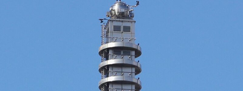 Nach dem Jubel auf der Spitze des Wolkenkratzers hat Alex Honnold ein Selfie mit seinem Smartphone geschossen.  - Foto: ChiangYing-ying/AP/dpa