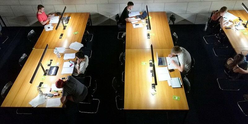 Studenten in einer Bibliothek (Archiv) - Foto: via dts Nachrichtenagentur