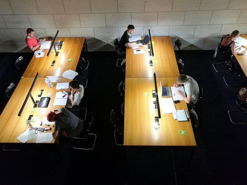 Studenten in einer Bibliothek (Archiv) - Foto: via dts Nachrichtenagentur