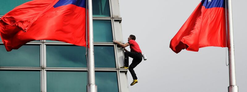 Etwas mehr als anderthalb Stunden hat Alex Honnold für die Besteigung des Taipeh 101 gebraucht. - Foto: ChiangYing-ying/AP/dpa
