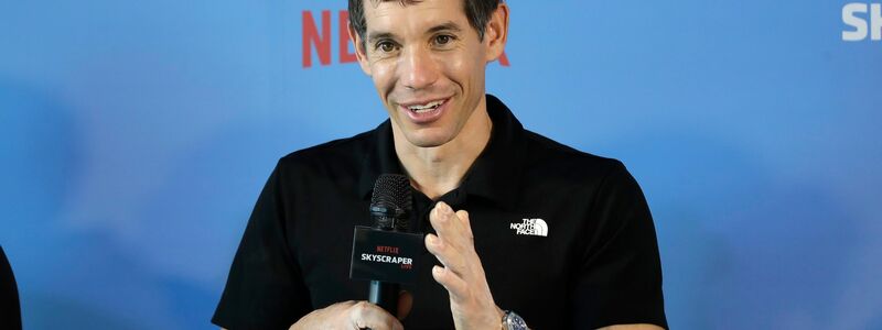 Bereits kurz nach seinem waghalsigen Aufstieg gab Alex Honnold sichtlich entspannt eine Pressekonferenz. - Foto: Chiang Ying-ying/AP/dpa