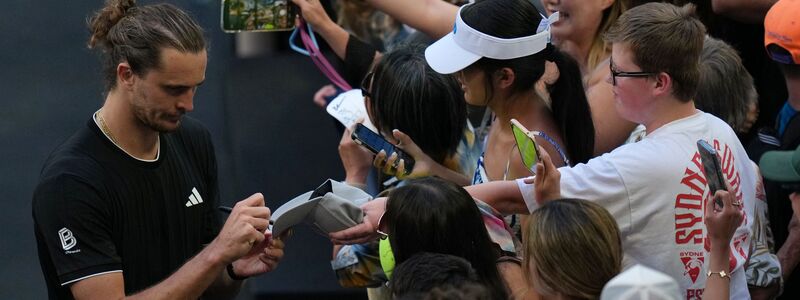 Nach seinem Viertelfinaleinzug nahm sich Alexander Zverev noch Zeit für die Fans. - Foto: Dar Yasin/AP/dpa