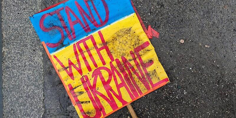 Schild Stand with Ukraine liegt auf dem Boden (Archiv) - Foto: via dts Nachrichtenagentur