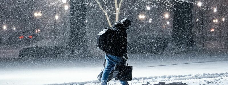 Die Behörden warnen seit Tagen vor einem der schwersten Winterstürme der letzten Jahre.  - Foto: Julia Demaree Nikhinson/AP/dpa