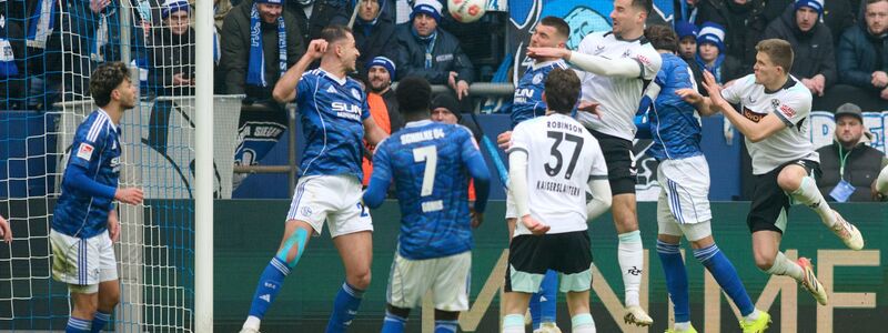 Ivan Prtajin (3.v.r) trifft zum 1:0 für Kaiserslautern. - Foto: Bernd Thissen/dpa