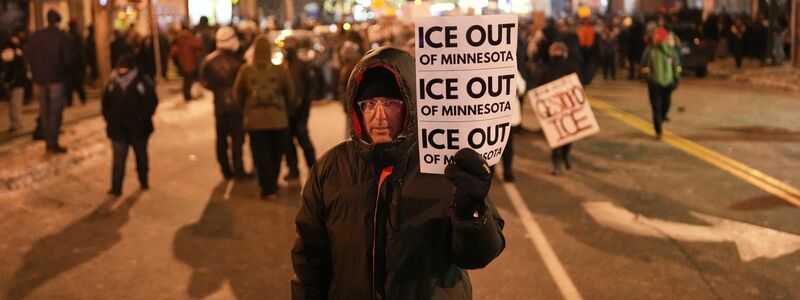 Die Wut auf der Straße gegen Trumps radikale Abschiebepolitik wächst. - Foto: Adam Gray/AP/dpa
