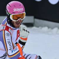 Linus Straßer jubelt über Platz drei im Slalom von Kitzbühel. - Foto: Marco Trovati/AP/dpa