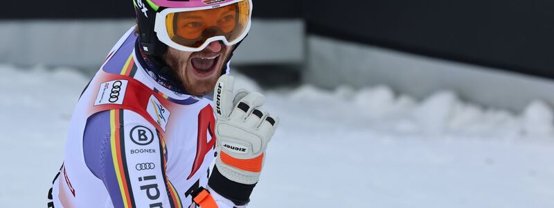 Linus Straßer jubelt über Platz drei im Slalom von Kitzbühel. - Foto: Marco Trovati/AP/dpa