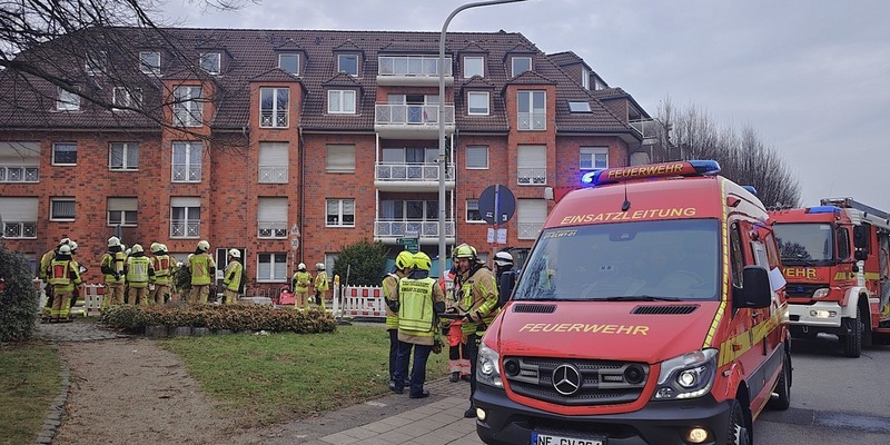 FW Grevenbroich: 30 Personen bei Kellerbrand aus Wohnhaus in Grevenbroich gerettet / Vollalarm für die Feuerwehr - Zweiter Brand im Haus binnen elf Tagen - Foto: presseportal.de