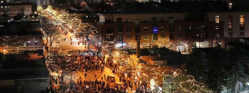 Seit Wochen wird gegen Trumps Abschiebepolitik demonstriert. - Foto: Adam Gray/AP/dpa