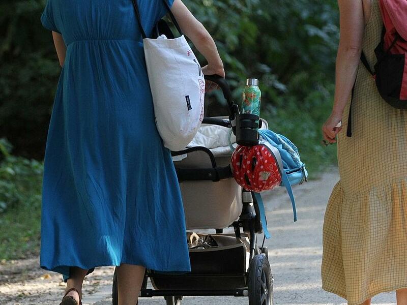 Zwei Frauen mit Kinderwagen (Archiv) - Foto: via dts Nachrichtenagentur