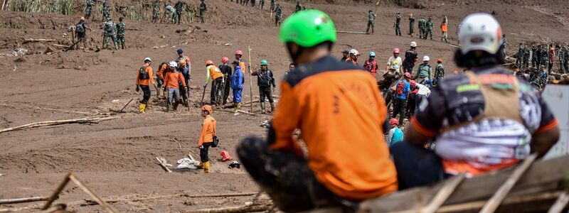 Einsatzkräfte bargen zwei Tage nach dem Unglück weitere Opfer. - Foto: Dimas Rachmatsyah/ZUMA Press Wire/dpa