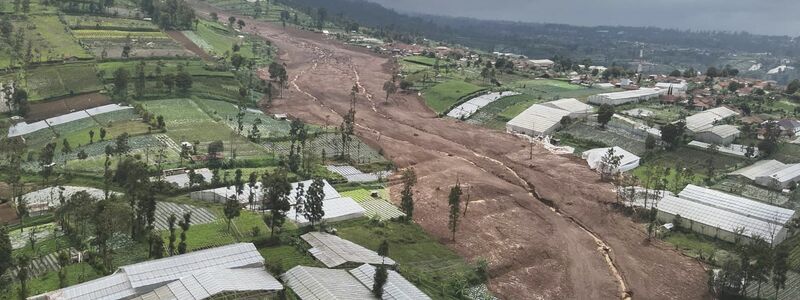 Bei dem Erdrutsch sind mindestens 25 Menschen ums Leben gekommen, Dutzende wurden zunächst vermisst.  - Foto: Uncredited/BASARNAS via AP/dpa
