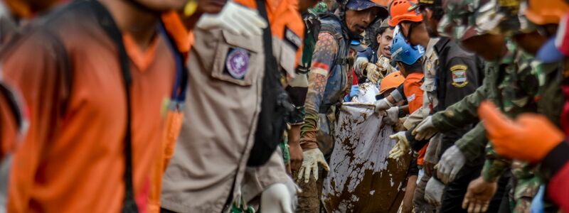 Immer wieder kommt es während der Regenzeit in Indonesien zu Erdrutschen. - Foto: Dimas Rachmatsyah/ZUMA Press Wire/dpa