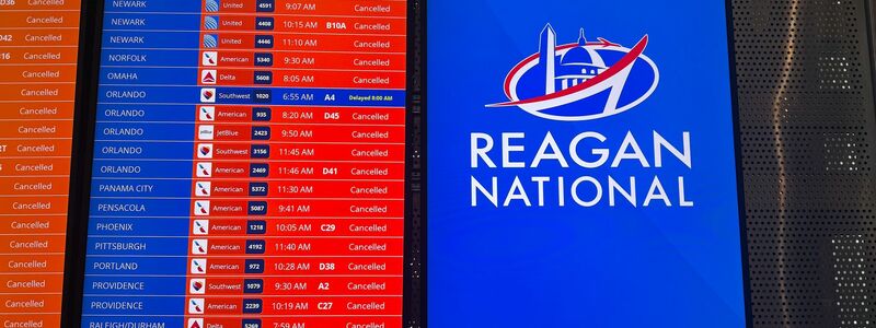 Nichts geht mehr: Abflüge sind gestrichen. - Foto: Anna Ringle/dpa