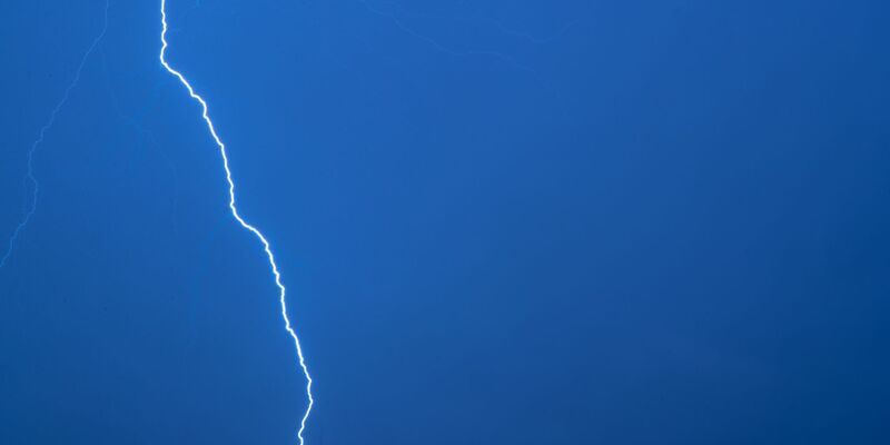 Bei einer Demo für Ex-Präsident Jair Bolsonaro trifft ein Blitz zahlreiche Menschen in Brasília. (Archivbild) - Foto: Jens Büttner/dpa-Zentralbild/dpa