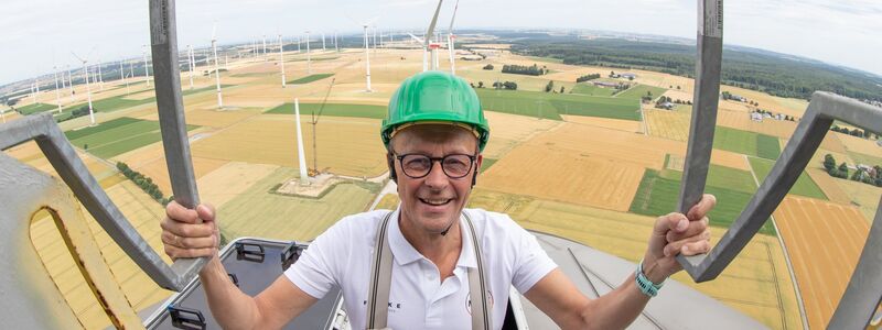 Der Kanzler hat sich Windräder schon aus der Nähe angeschaut, kann ästhetisch aber nicht viel mit ihnen anfangen. - Foto: Friso Gentsch/dpa