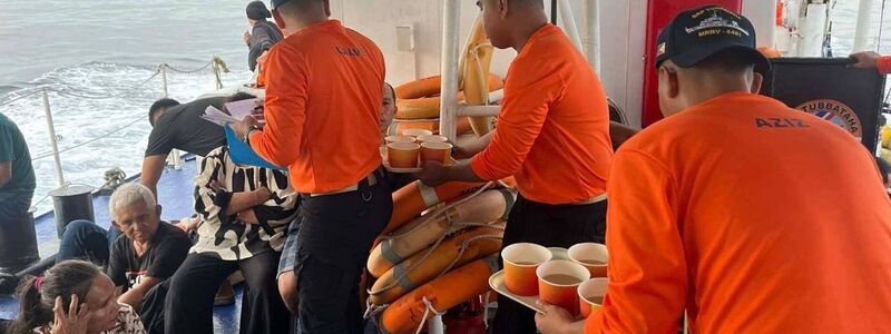 Die Einsatzkräfte suchen noch nach Überlebenden. - Foto: Uncredited/Philippine Coast Guard/dpa