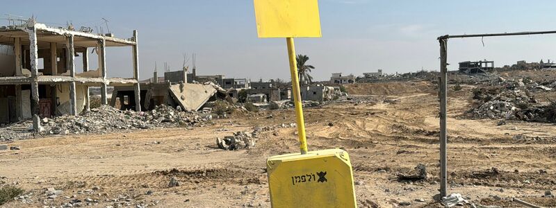 Israels Armee sucht im Umfeld der sogenannten Gelben Linie, die den Gazastreifen in einen von Israels Militär kontrollierten und in einen vom israelischen Militär freien Teil trennt, nach der Geisel-Leiche.  - Foto: Ahmed Ibrahim/APA Images via ZUMA Press Wire/dpa