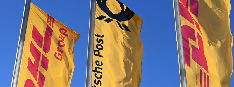 Die Deutsche Post gehört zum globalen Logistker DHL. - Foto: Wolf von Dewitz/dpa