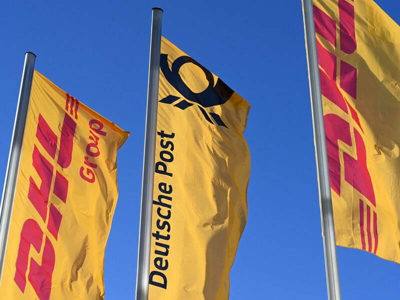 Die Deutsche Post gehört zum globalen Logistker DHL. - Foto: Wolf von Dewitz/dpa