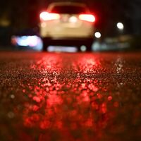 Bis in den Morgen warnt der Wetterdienst vor Glätte und Schnee. - Foto: Sebastian Gollnow/dpa