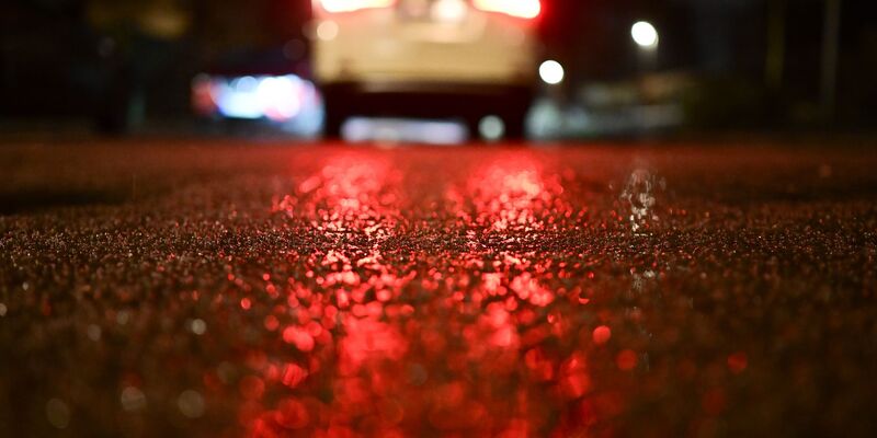 Bis in den Morgen warnt der Wetterdienst vor Glätte und Schnee. - Foto: Sebastian Gollnow/dpa
