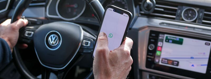 Verboten: Wer das Handy in die Hand nimmt, begeht eine Ordnungswidrigkeit. (Symbolbild) - Foto: Jan Woitas/dpa